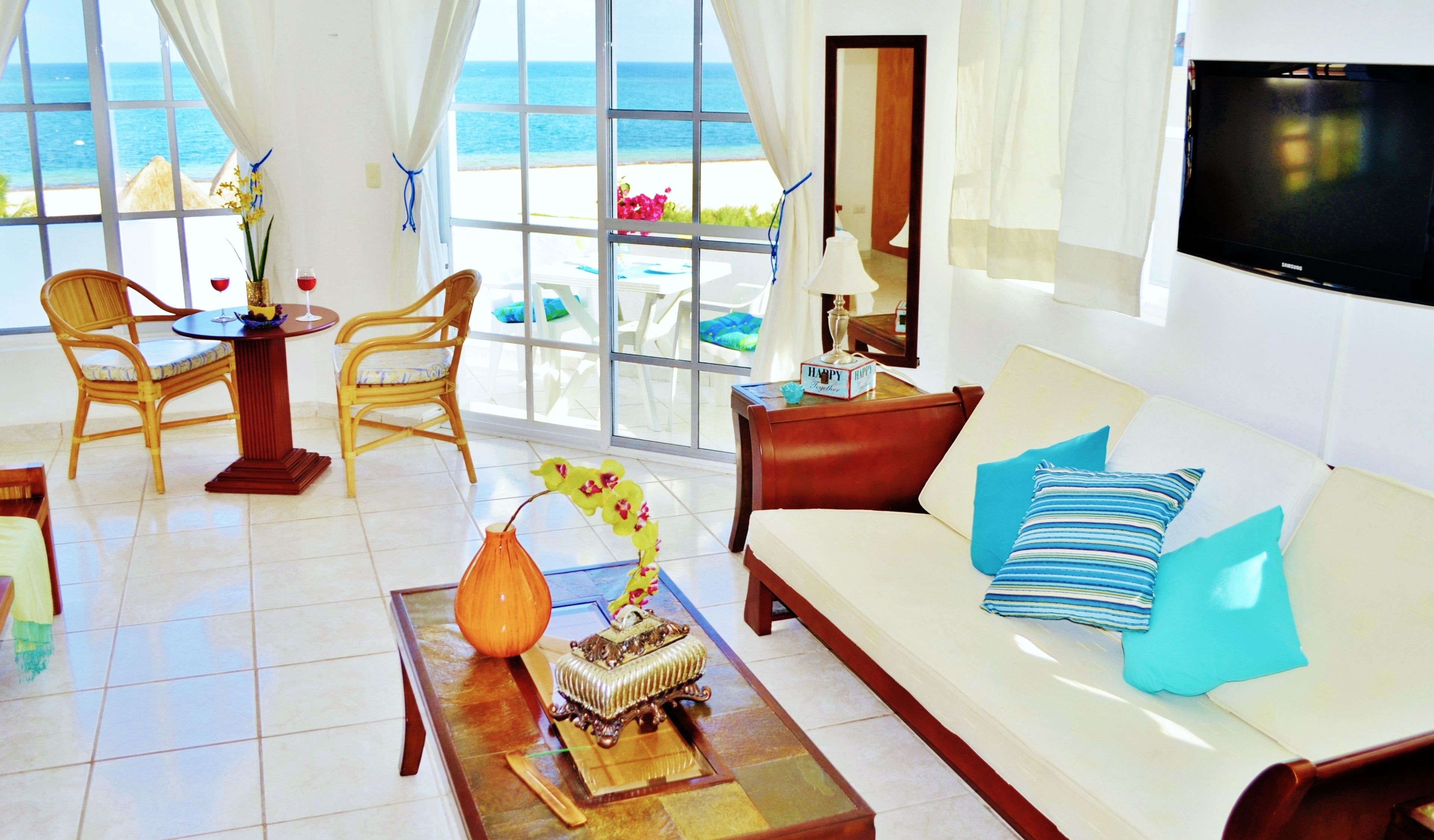 deluxe suite, 1 bedroom, kitchen, partial ocean view | living room