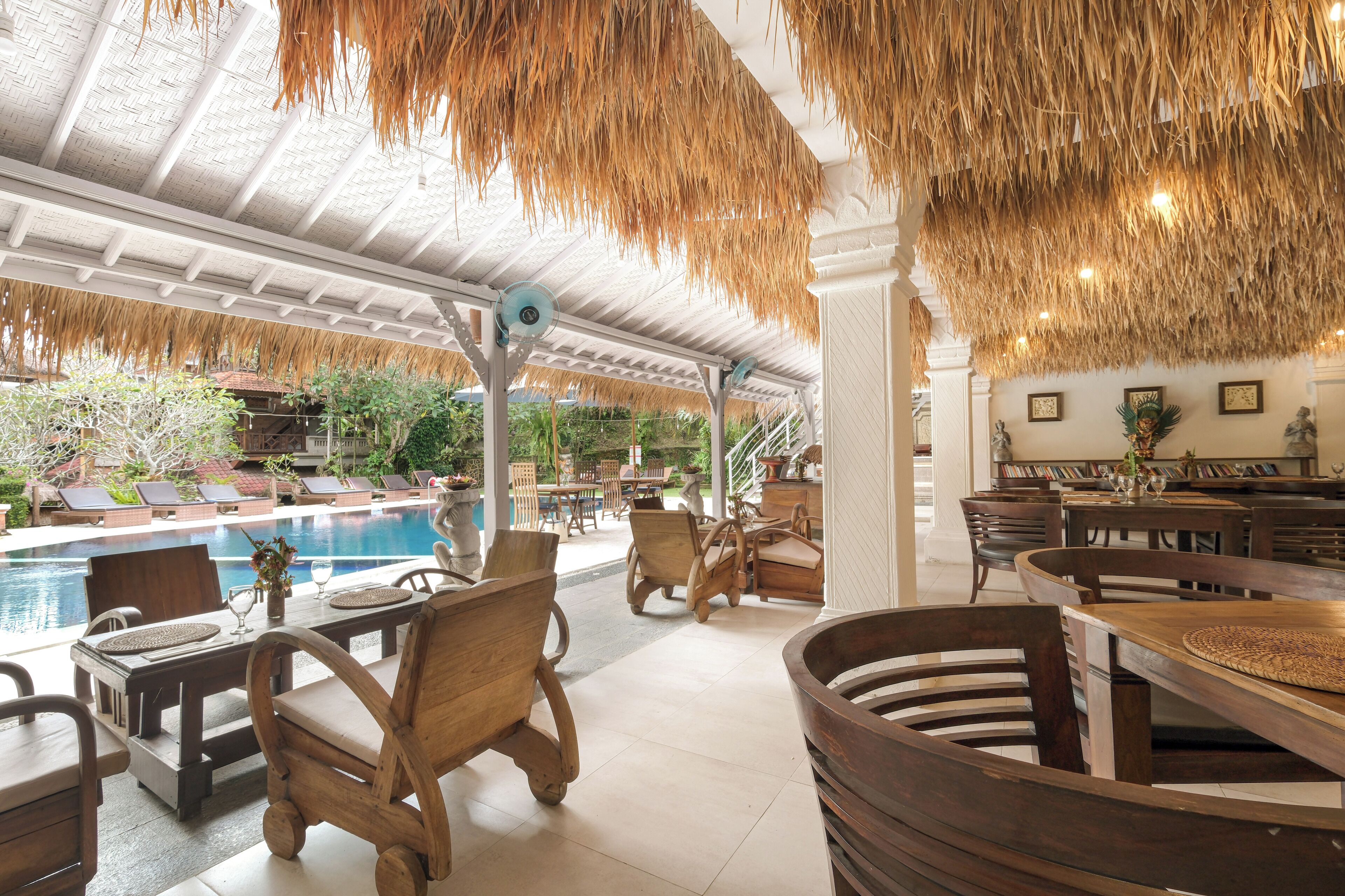 breakfast, lunch and dinner served