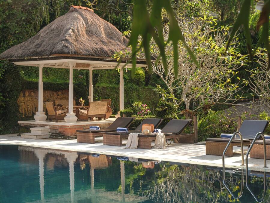 Piscina externa, guarda-sóis, espreguiçadeiras