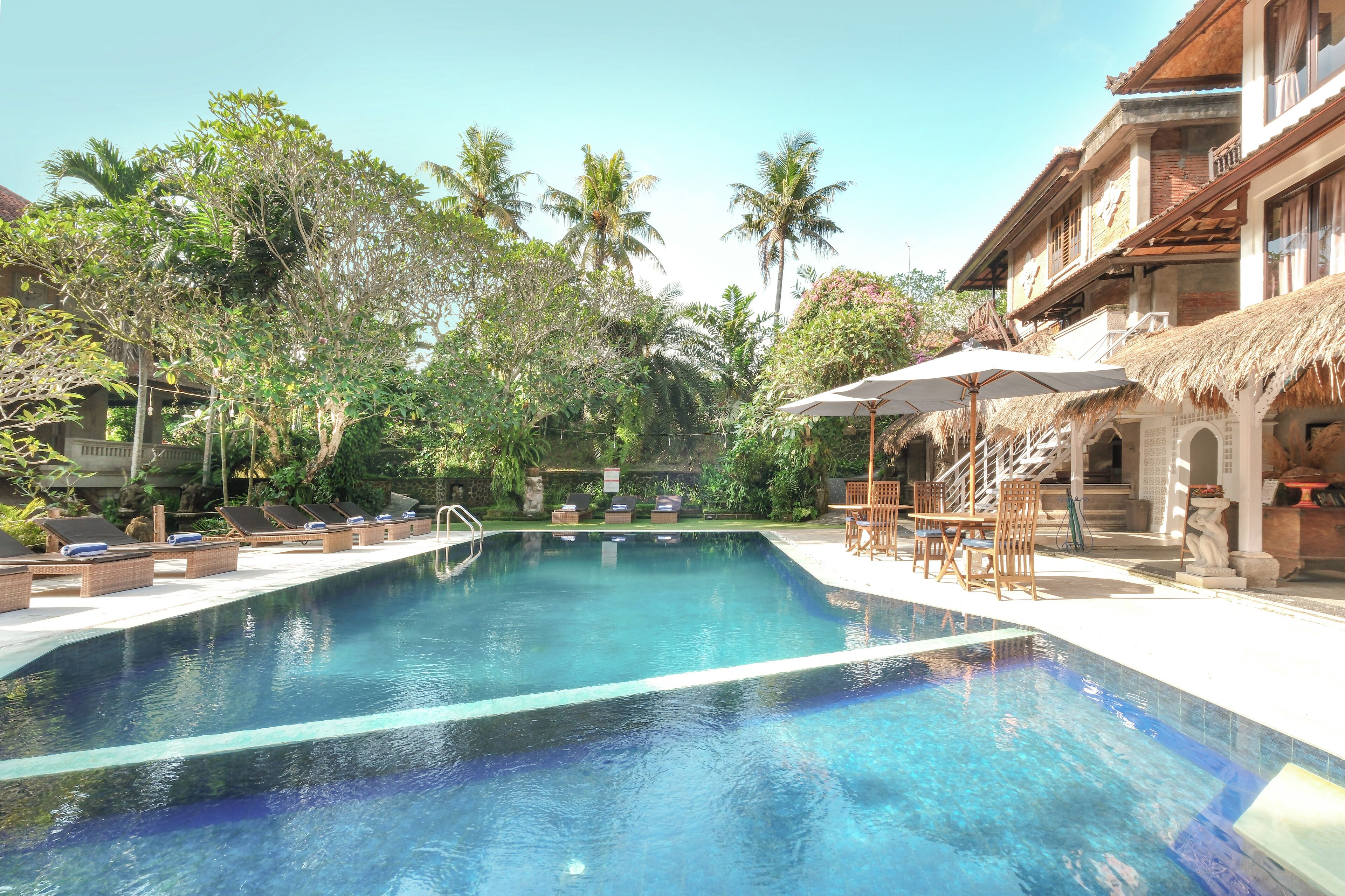 breakfast, lunch and dinner served