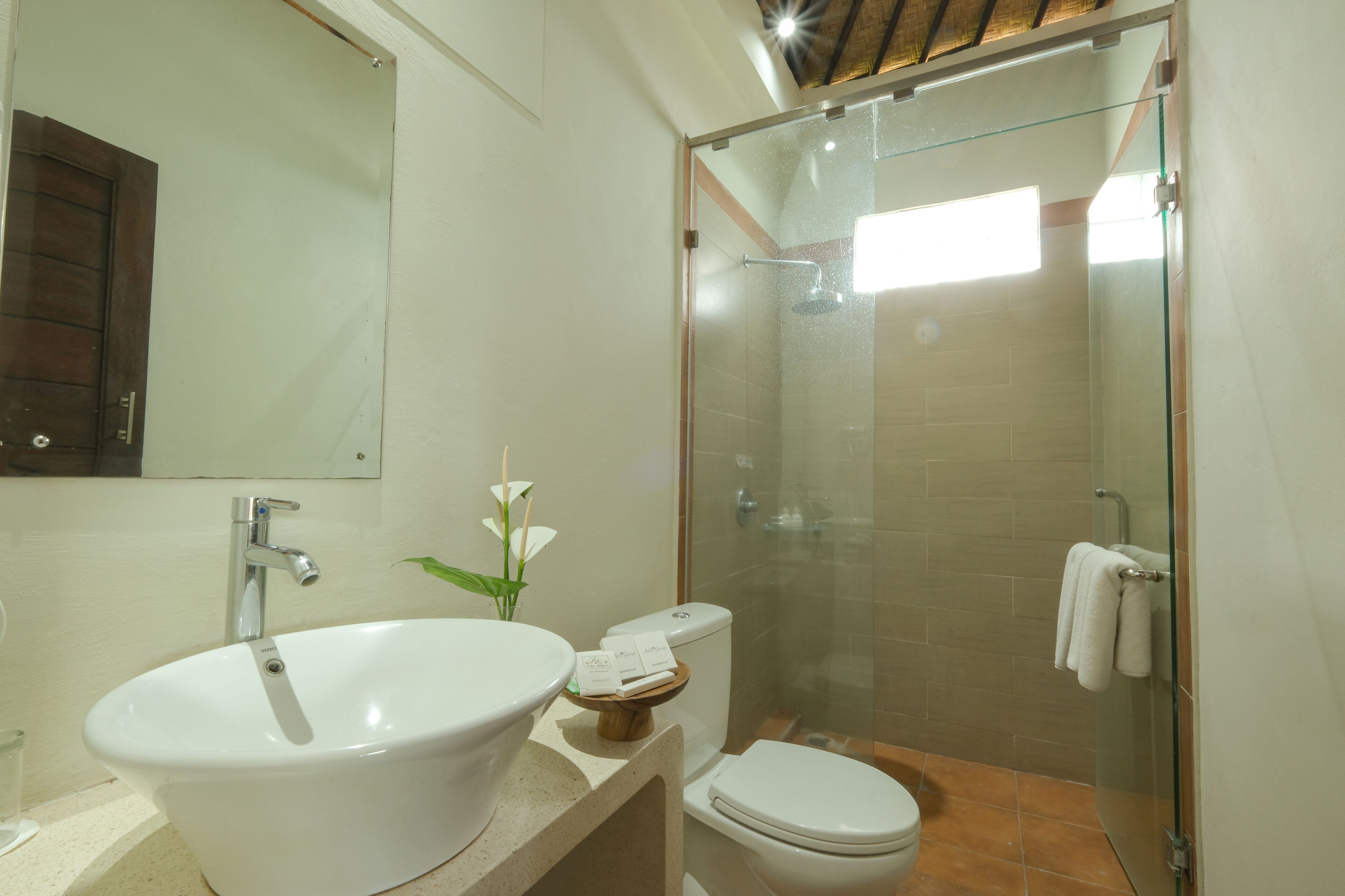 deluxe double or twin room, garden view | bathroom | combined shower/bathtub, deep-soaking bathtub, free toiletries