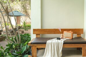 Suite, bassengutsikt | Terrasse/patio