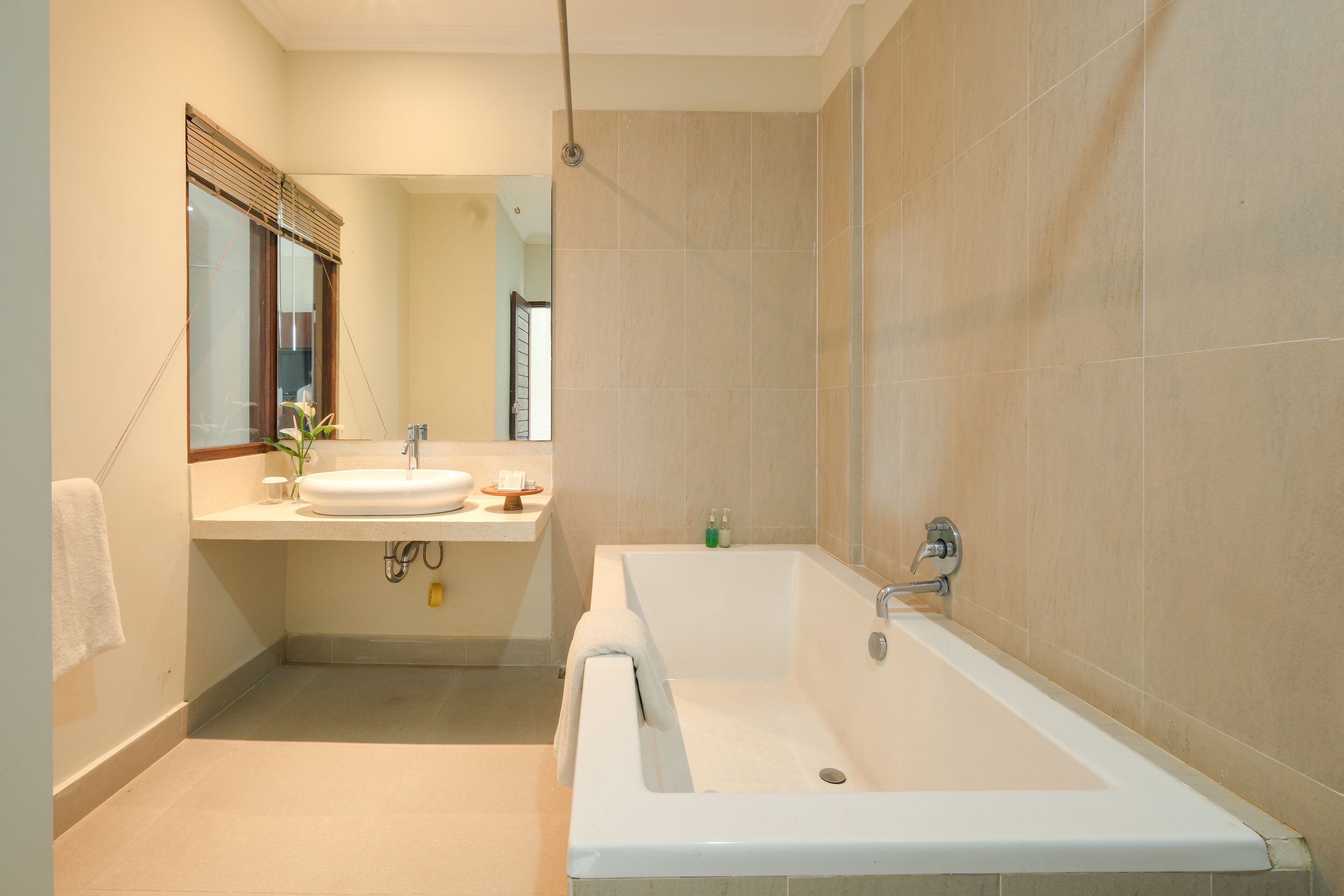 premier double or twin room, garden view | bathroom | combined shower/bathtub, deep-soaking bathtub, free toiletries