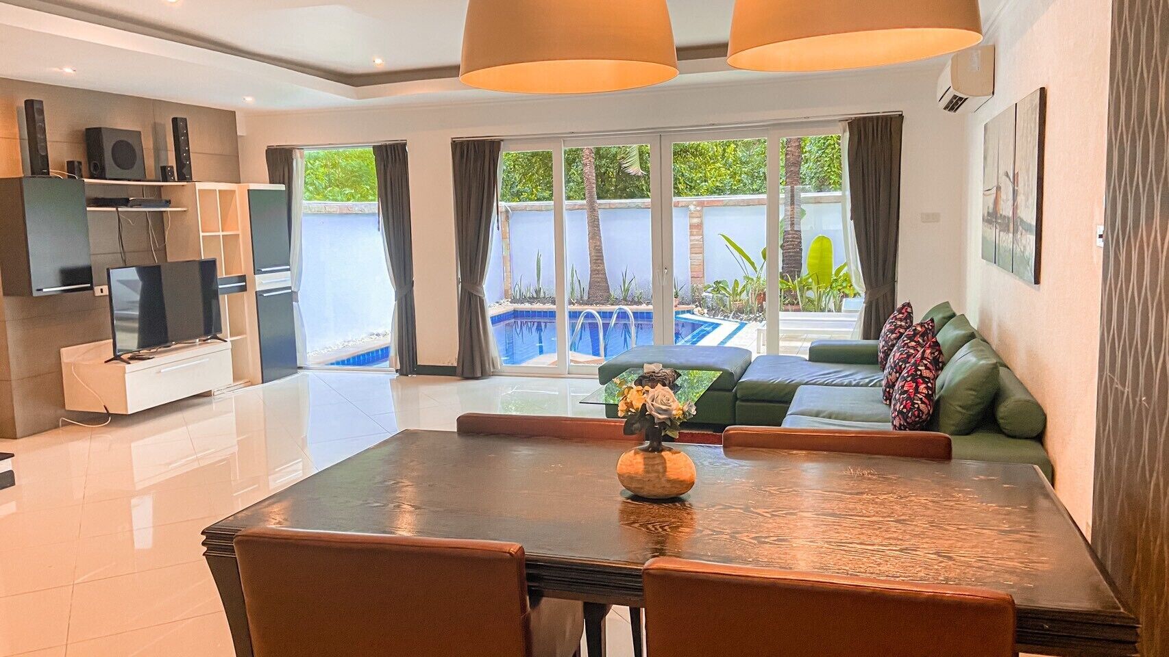 セーフティボックス (室内)、遮光カーテン、WiFi (無料)