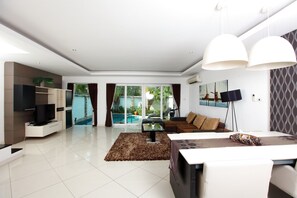 In-room safe, blackout curtains, free WiFi - Hidden Palm Pool Villas (Pattaya)