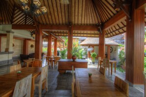 Lunsj og middag serveres, internasjonale retter