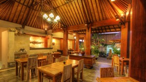 Lunch and dinner served - Inata Hotel Monkey Forest Ubud (Ubud)