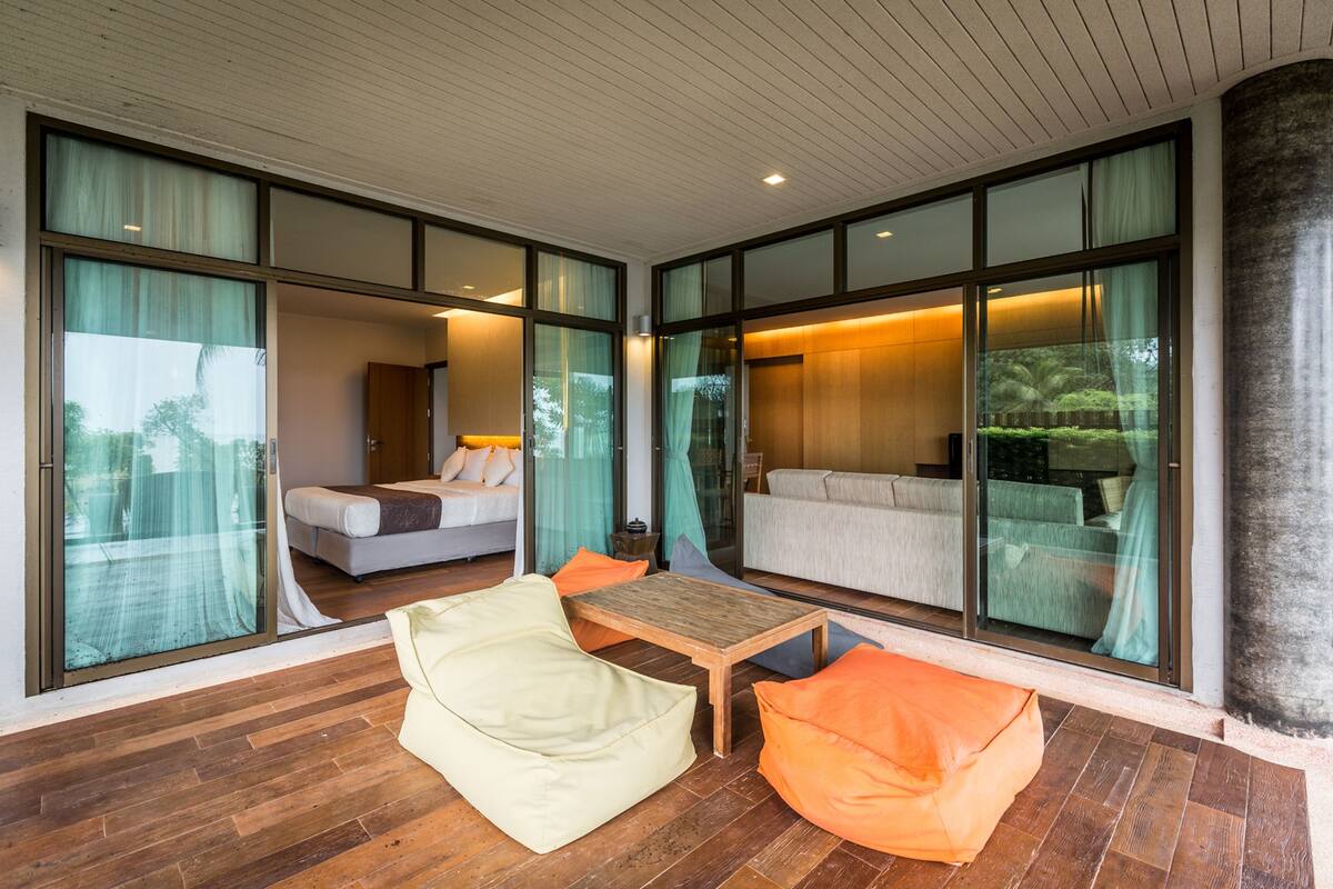 Oceanfront Suite | 2 室のベッドルーム、高級寝具、セレクト コンフォート製ベッド、ミニバー