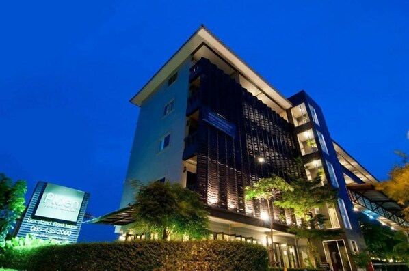 Front of property - evening/night - Ploen Pattaya Residence by Tolani (Pattaya)