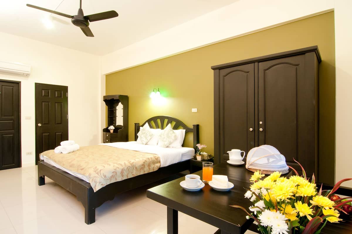 Superior Room | Minibar, in-room safe, desk, iron/ironing board