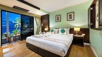 Habitación, vista al mar | Caja de seguridad en la habitación, escritorio y cortinas blackout