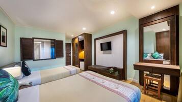 Deluxe Triple Room Sea View | In-room safe, desk, blackout drapes, free WiFi