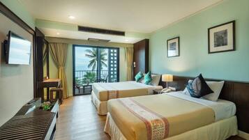 Deluxe Triple Room Sea View | Beach/ocean view