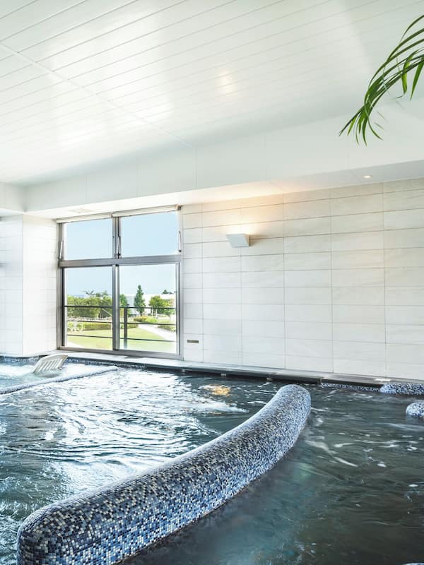 Sauna, hot tub, steam room, Turkish bath, body treatments, aromatherapy