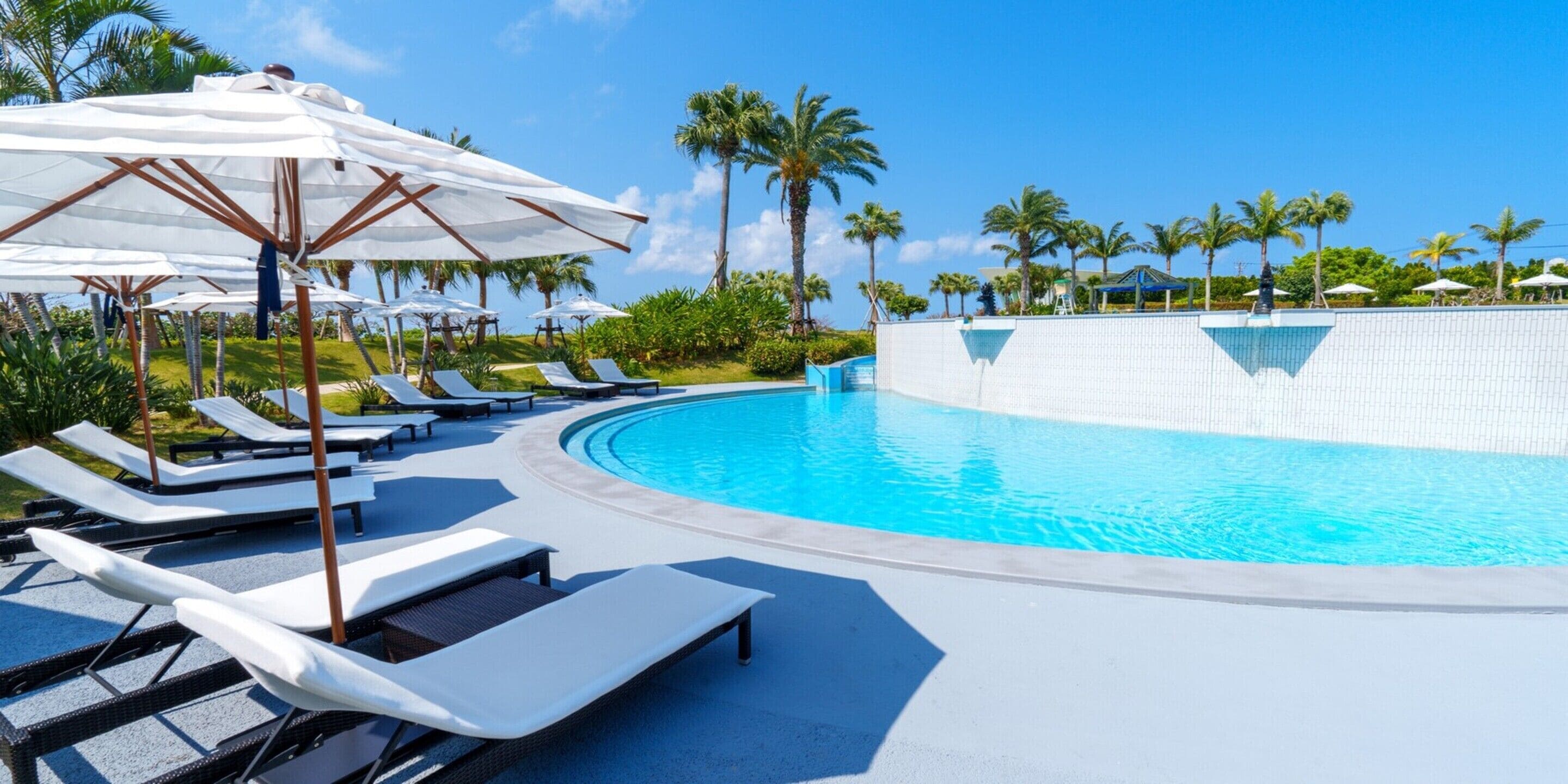 Piscine couverte, piscine extérieure, chaises longues