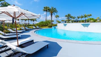 Piscina coperta, piscina all'aperto, lettini