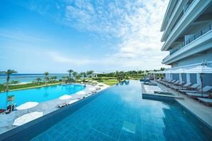Indoor pool, outdoor pool, sun loungers - The Orion Hotel Motobu Resort & Spa (Motobu)