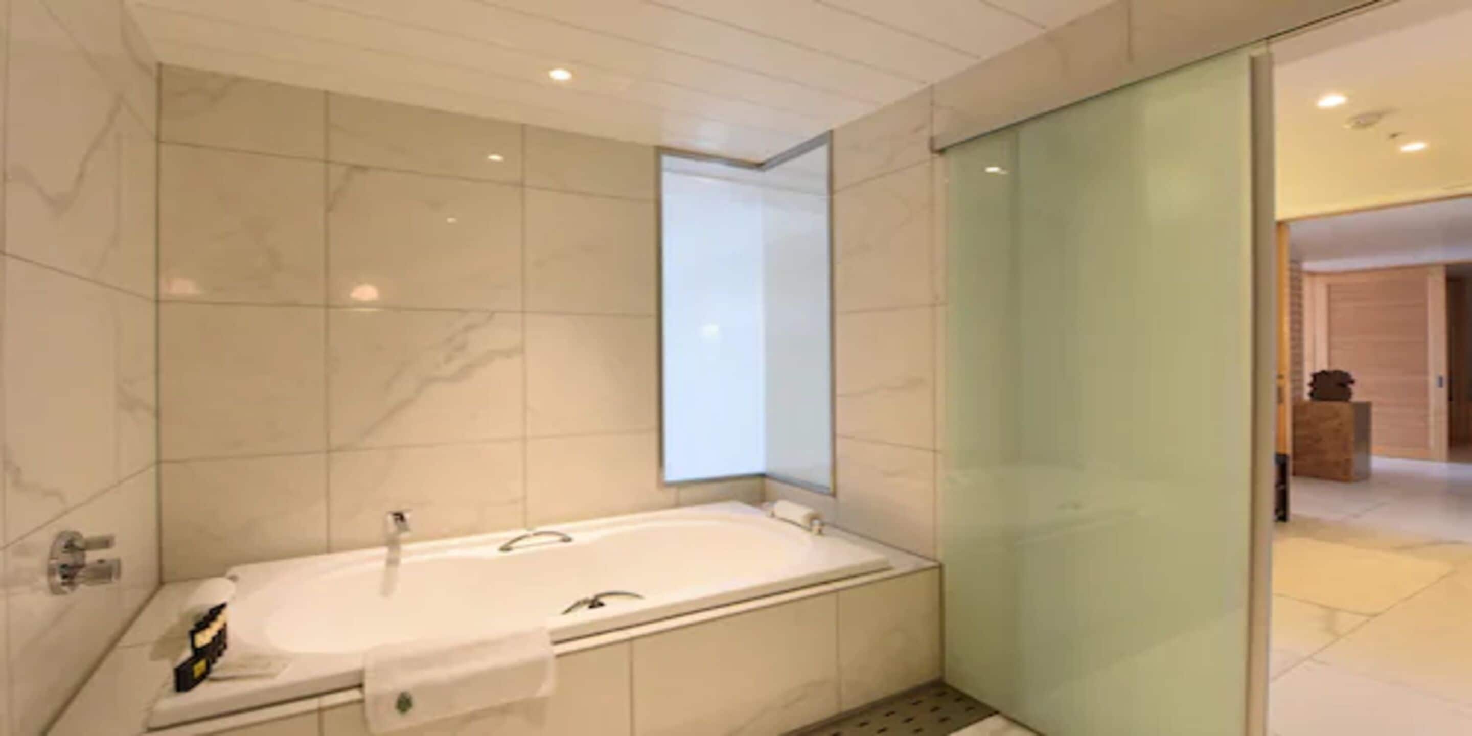 junior suite, non smoking | deep-soaking bathtub