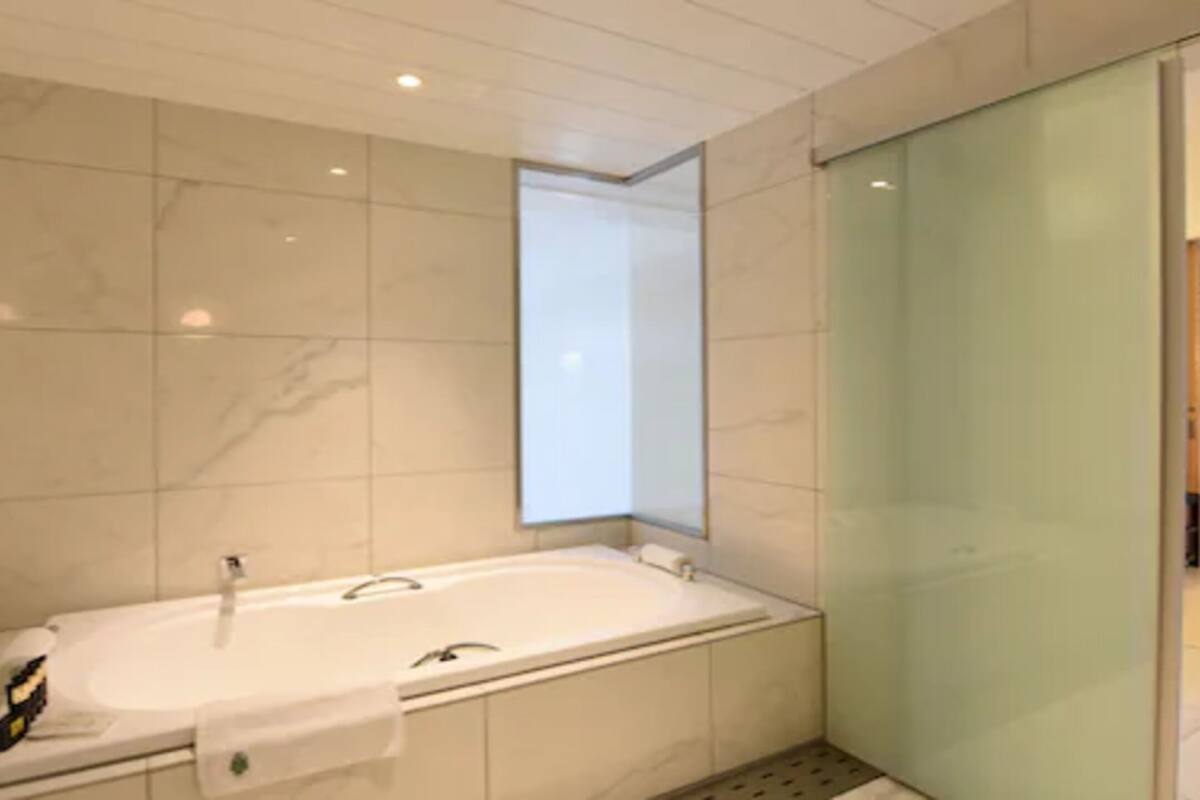 junior suite, non smoking | deep-soaking bathtub