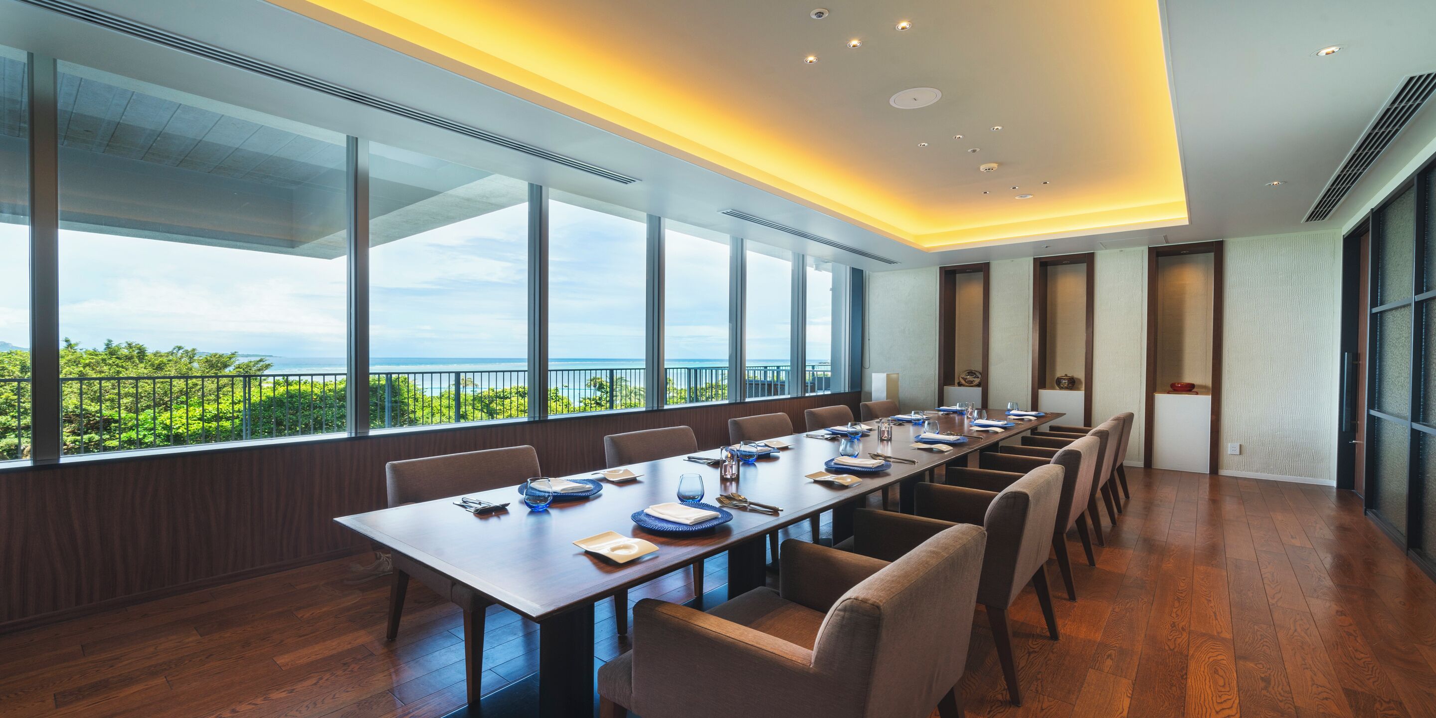 5 restaurants, breakfast, lunch, dinner served; regional cuisine