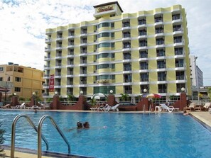 Udendørs pool, parasoller, liggestole