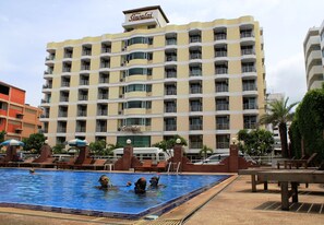 Outdoor pool, pool umbrellas, pool loungers - Siwalai City Place (Pattaya)