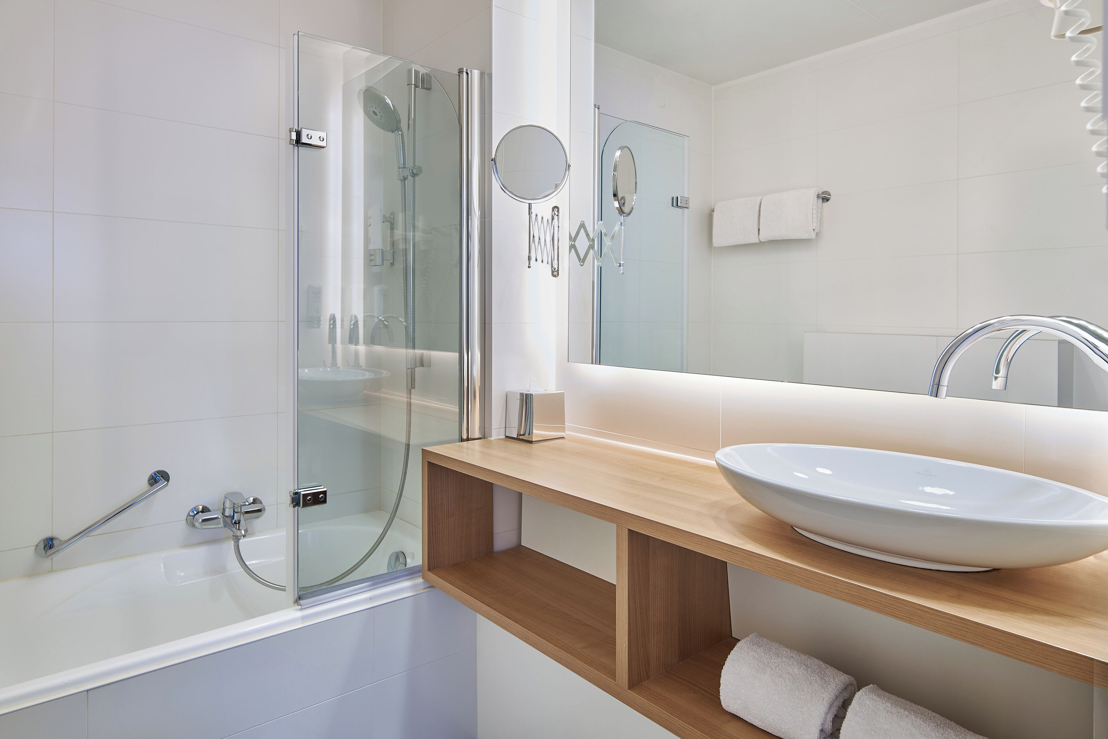 combined shower/bathtub, hair dryer, towels