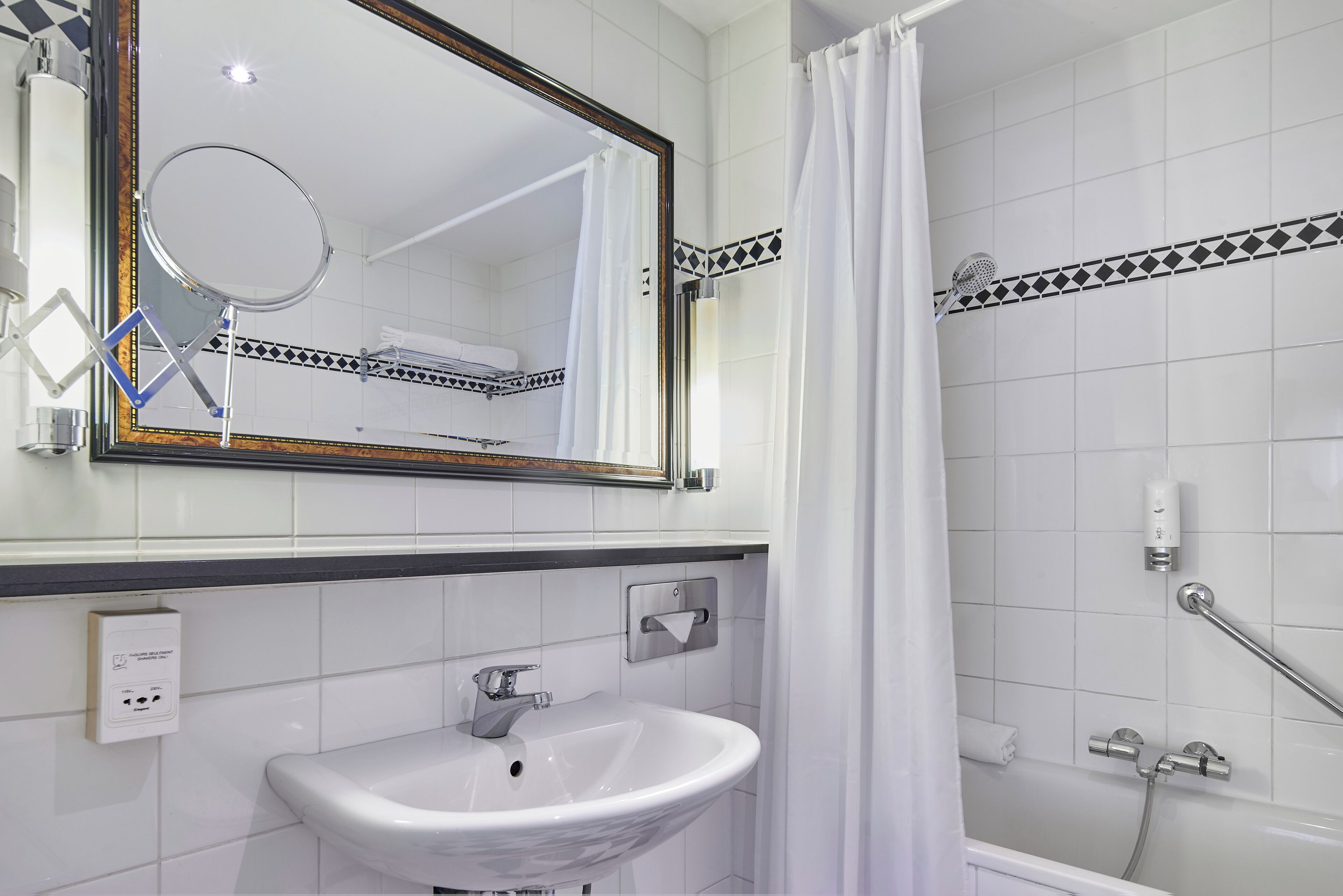 combined shower/bathtub, hair dryer, towels