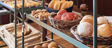 Mostrador de panadería con diversos productos horneados en estantes.