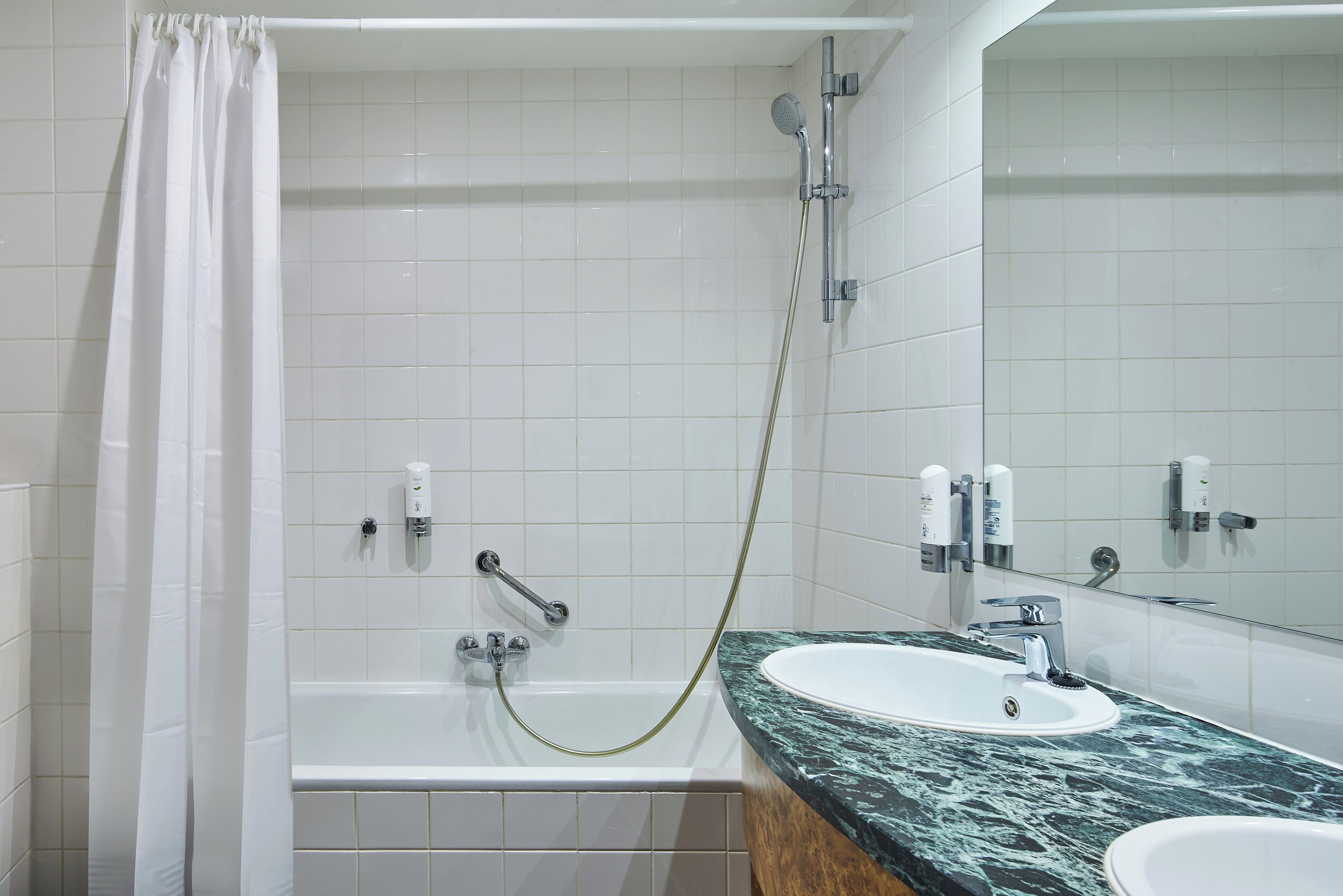 combined shower/bathtub, hair dryer, towels