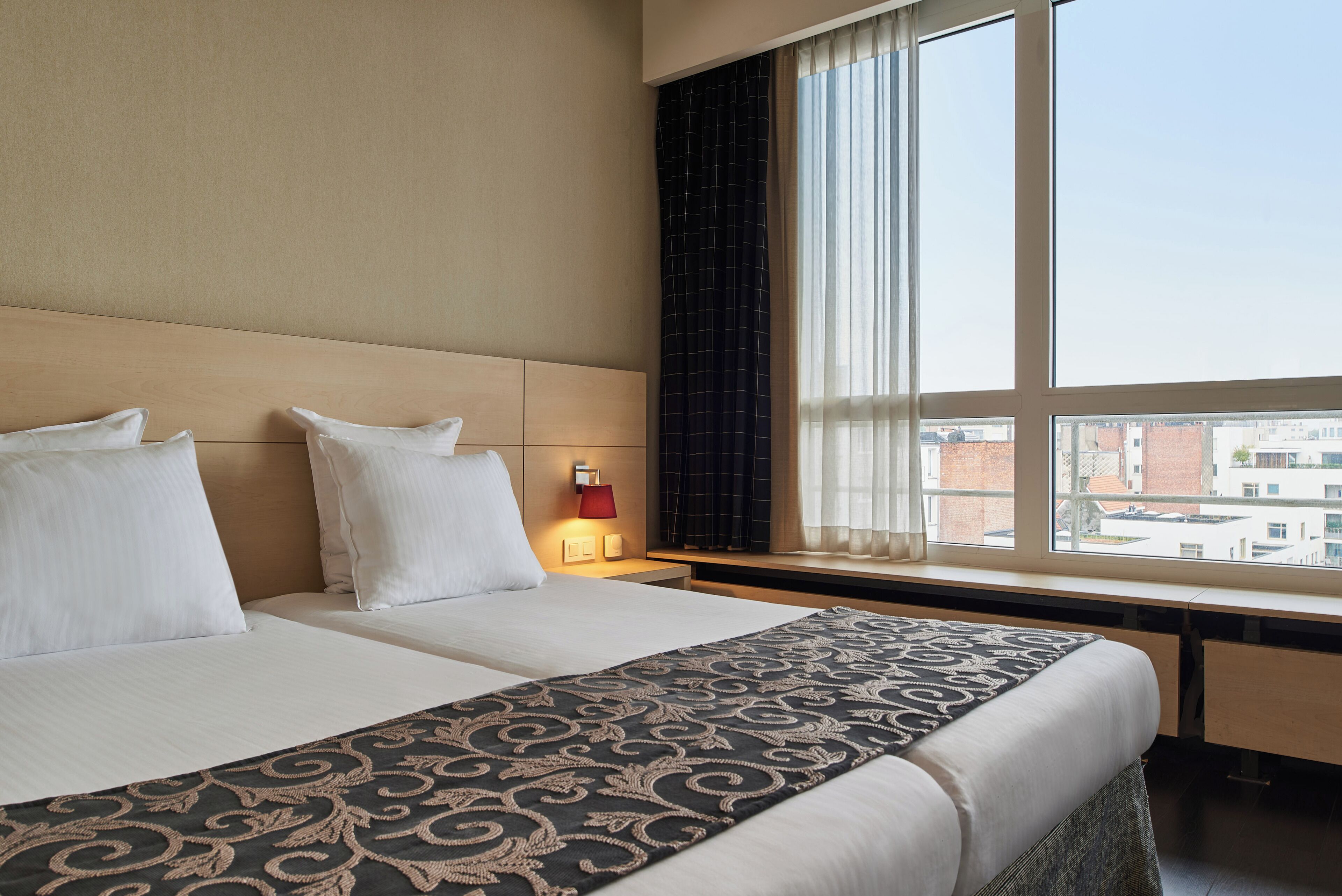 standard twin room | minibar, in-room safe, desk, iron/ironing board