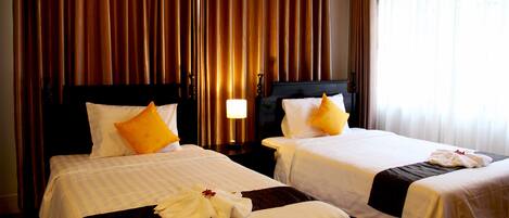 Zimmersafe, Schreibtisch, kostenloses WLAN, BettwÀsche