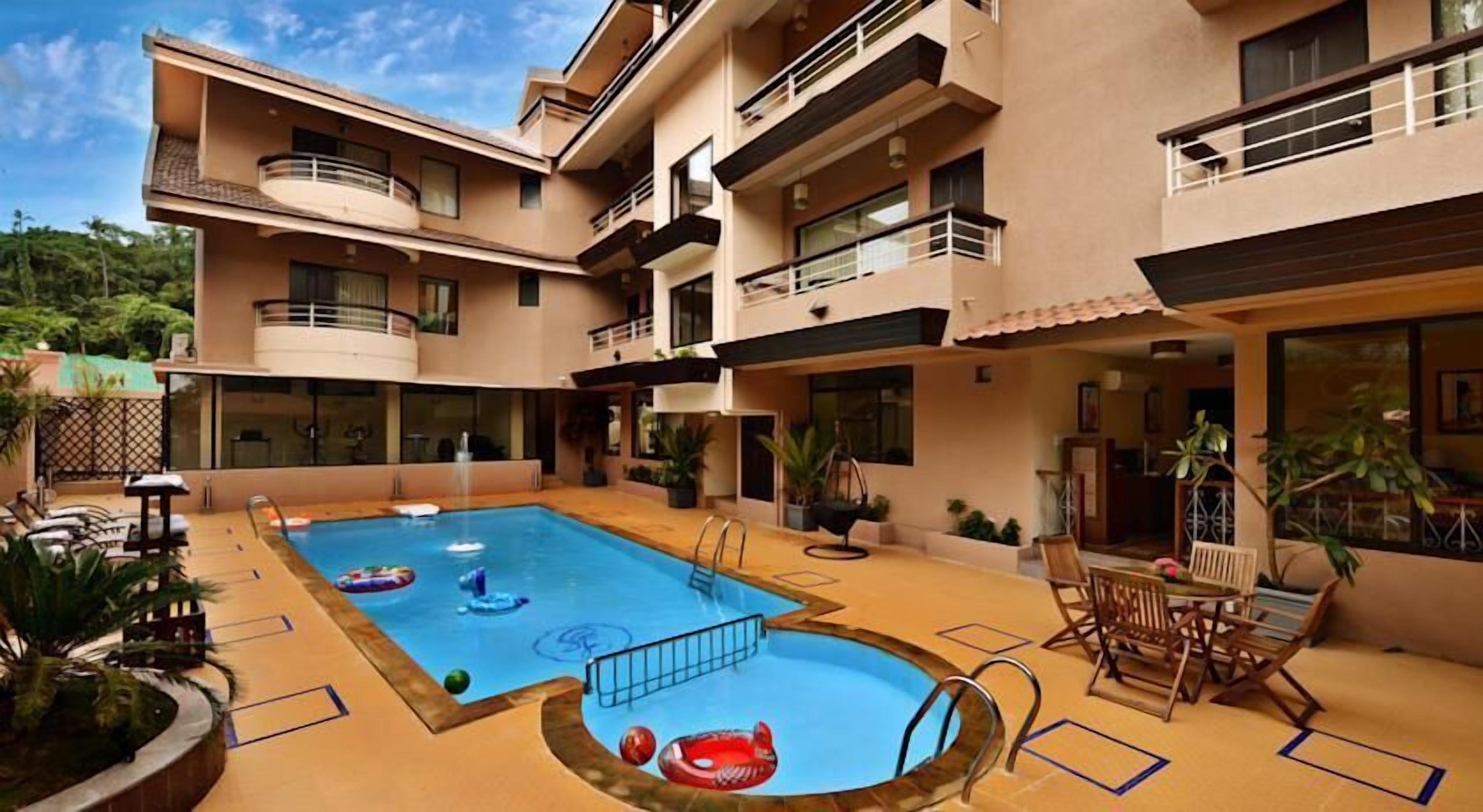 Una piscina al aire libre