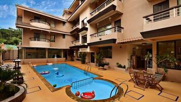 Una piscina al aire libre