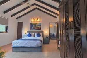1 habitación, caja de seguridad en la habitación y escritorio