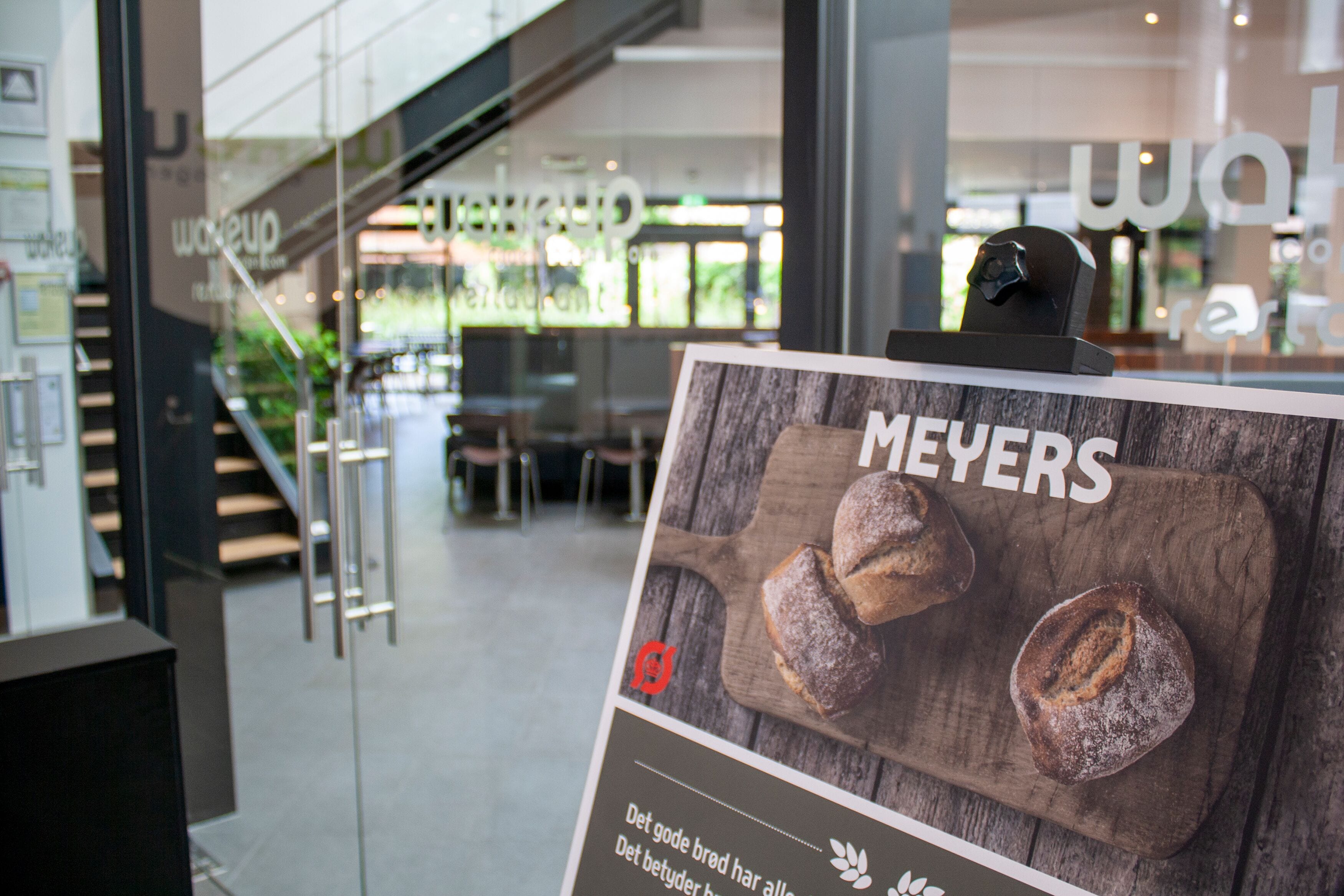 Une vitrine de boulangerie avec du pain et une enseigne indiquant « MEYERS ».