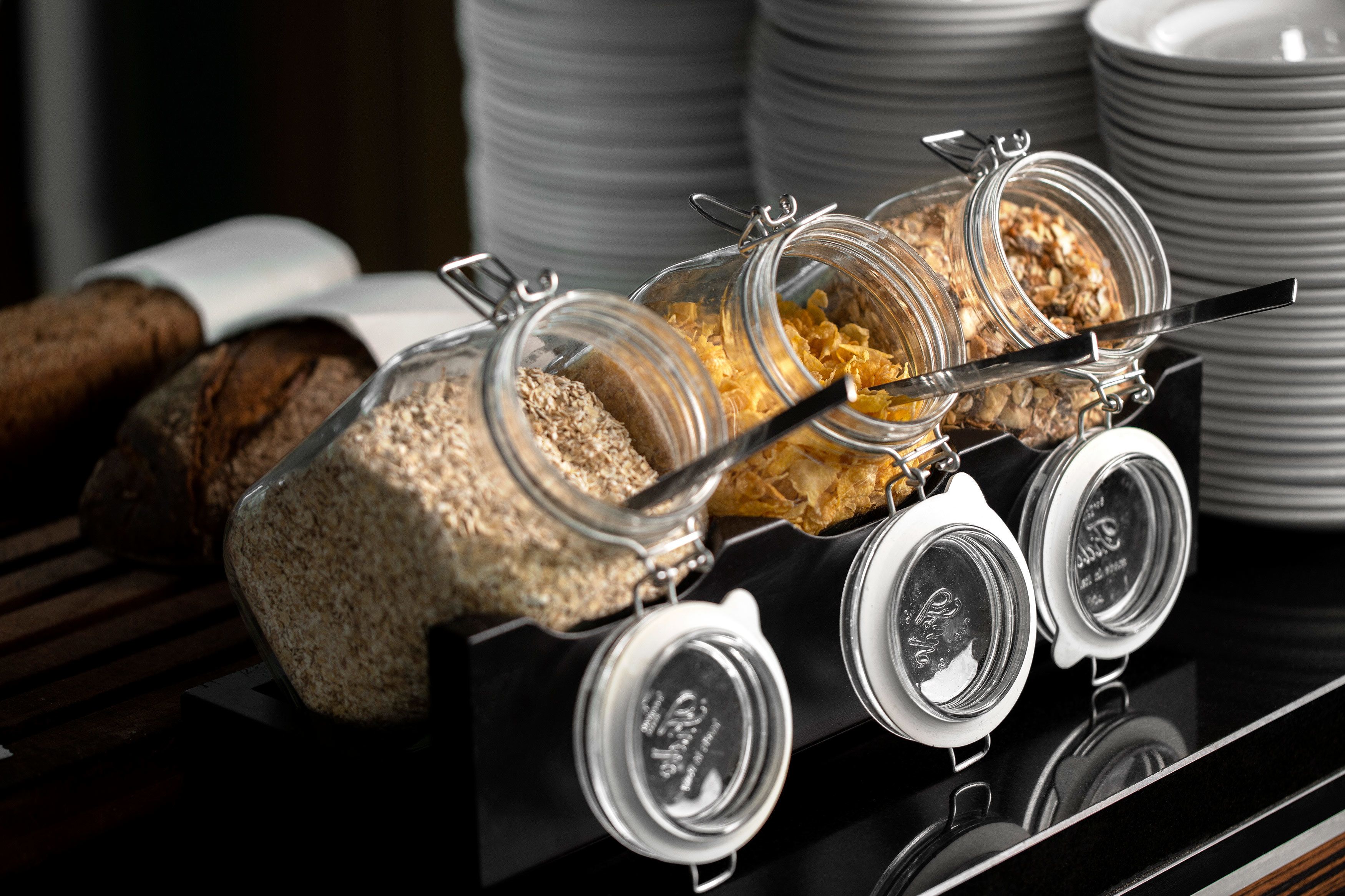 Un bufé de desayuno con diversos alimentos y recipientes.