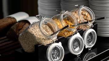 Un buffet de petit-déjeuner proposant une variété d’aliments et de plats.
