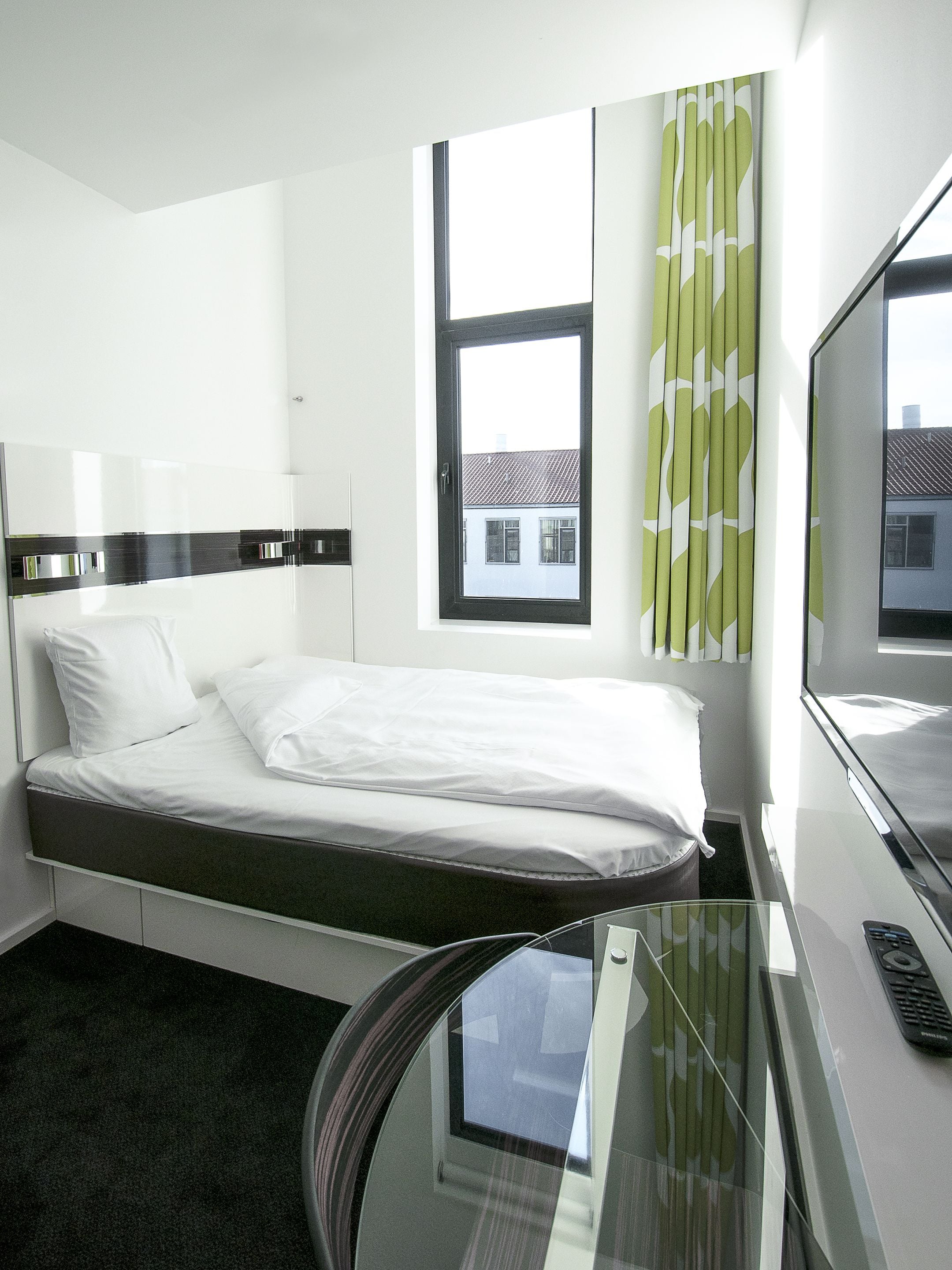 1 bedroom, hypo-allergenic bedding, down duvets, desk