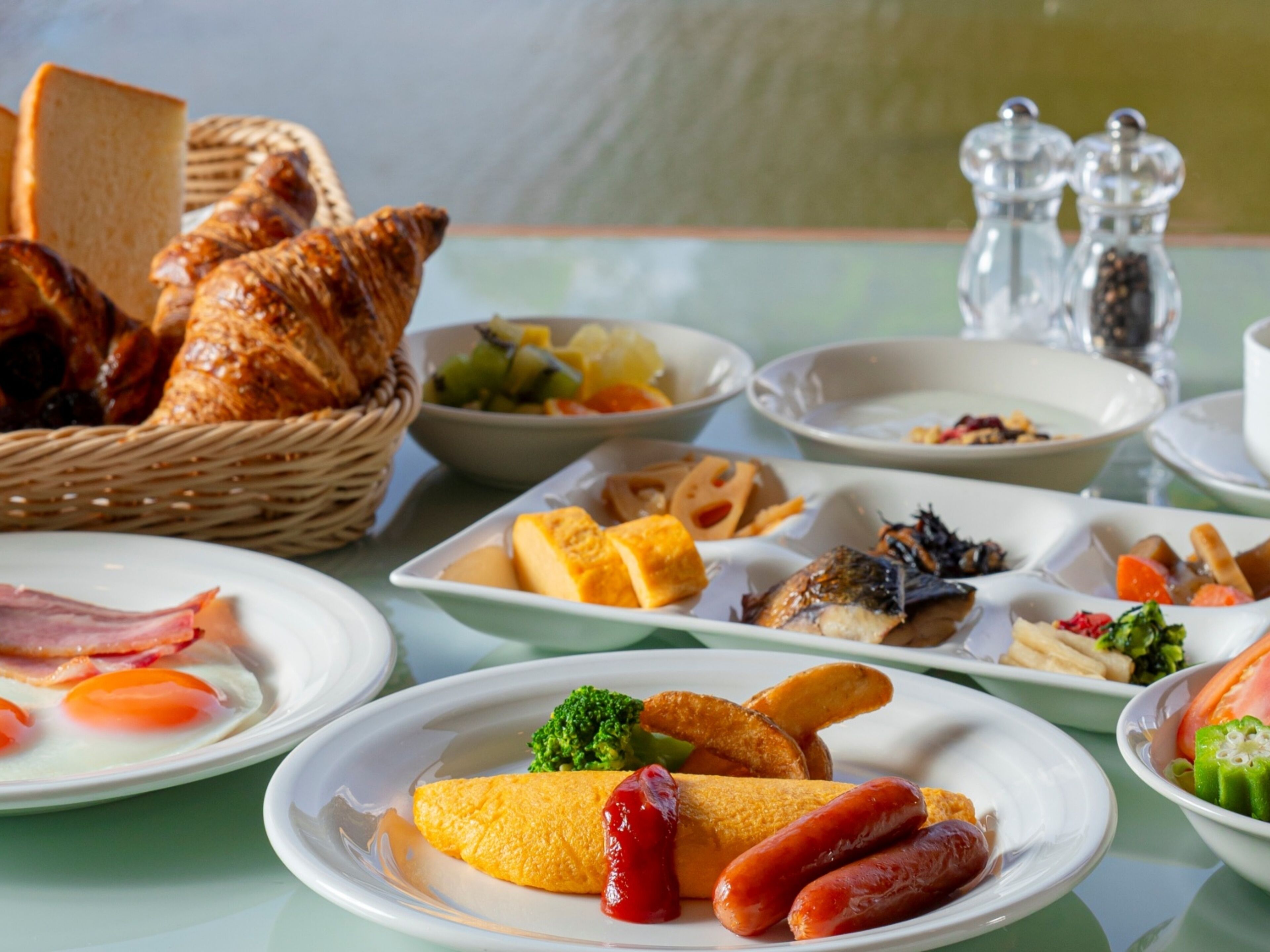 Un bufé de desayuno con diversos platos, incluyendo huevos, salchichas, tostadas y verduras.