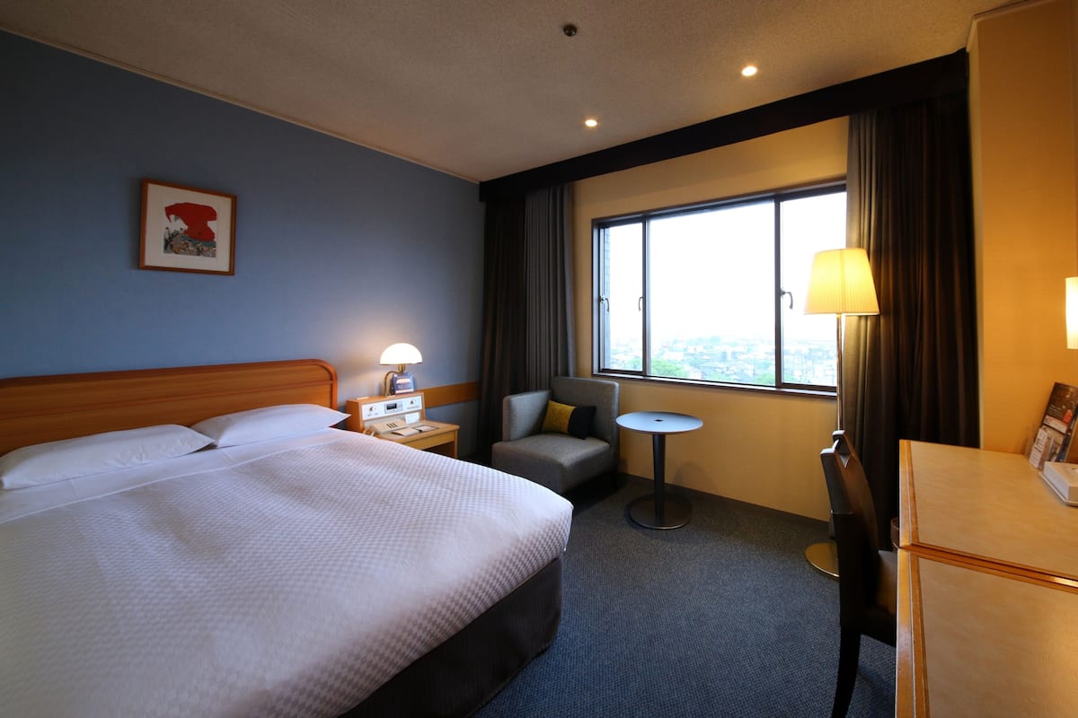 Premium bedding, down duvets, in-room safe, desk