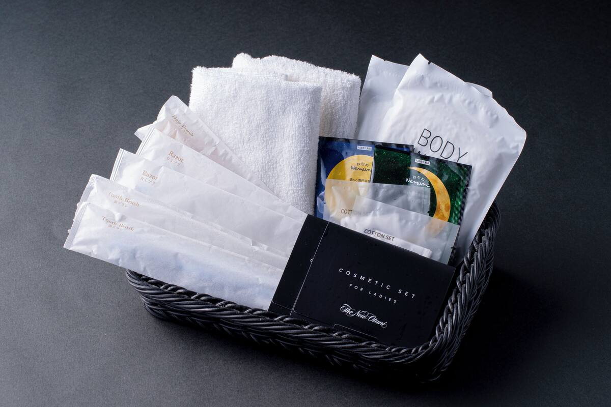 premium bedding, down duvets, in-room safe, desk