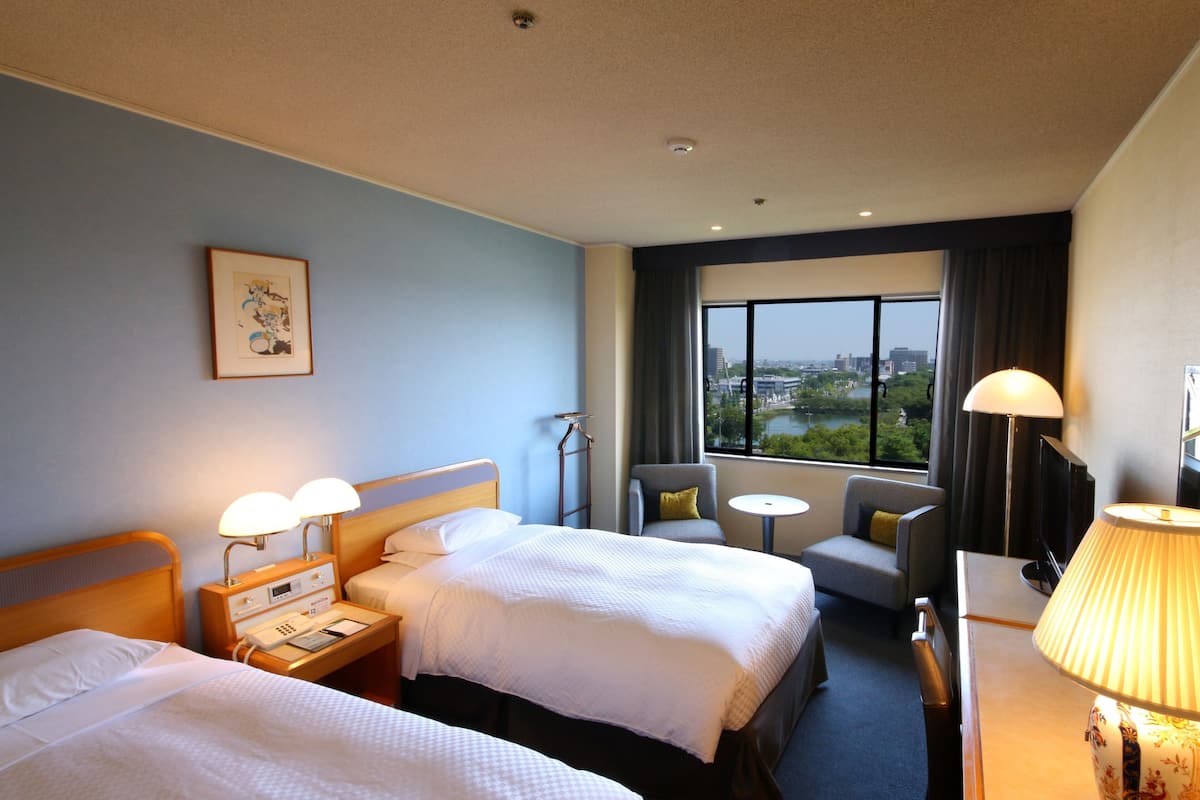 premium bedding, down duvets, in-room safe, desk