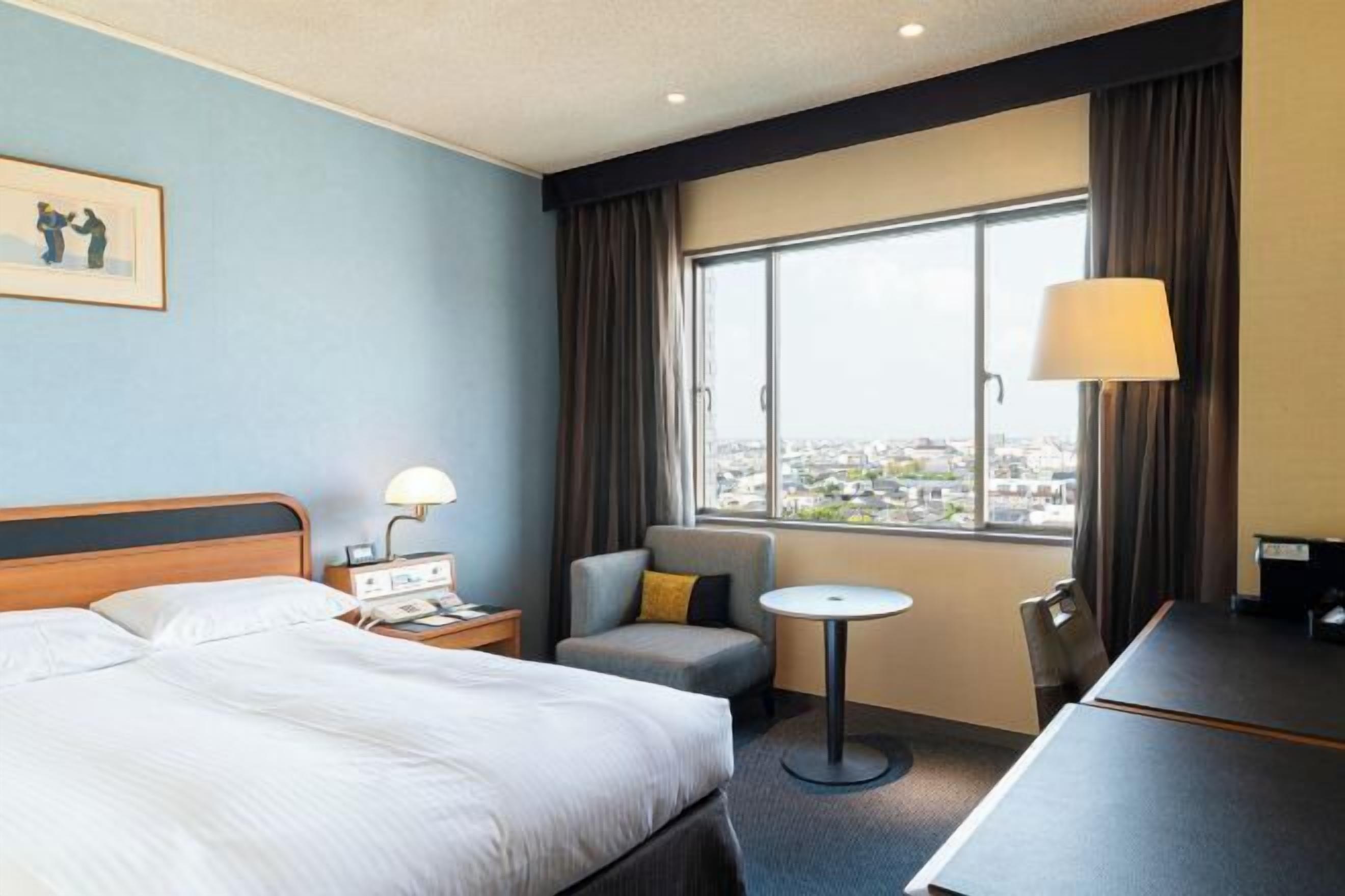 Premium bedding, down comforters, in-room safe, desk