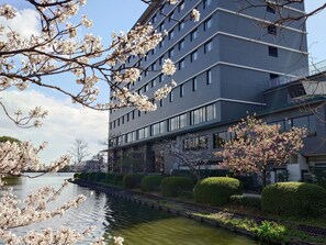 Un bâtiment moderne avec un élément décoratif aquatique à l’avant.