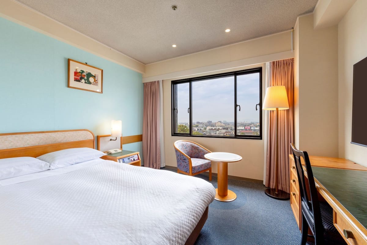 Premium bedding, down comforters, in-room safe, desk