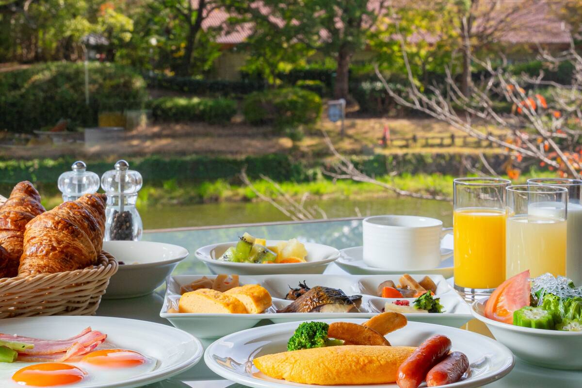daily buffet breakfast (jpy 3107 per person)