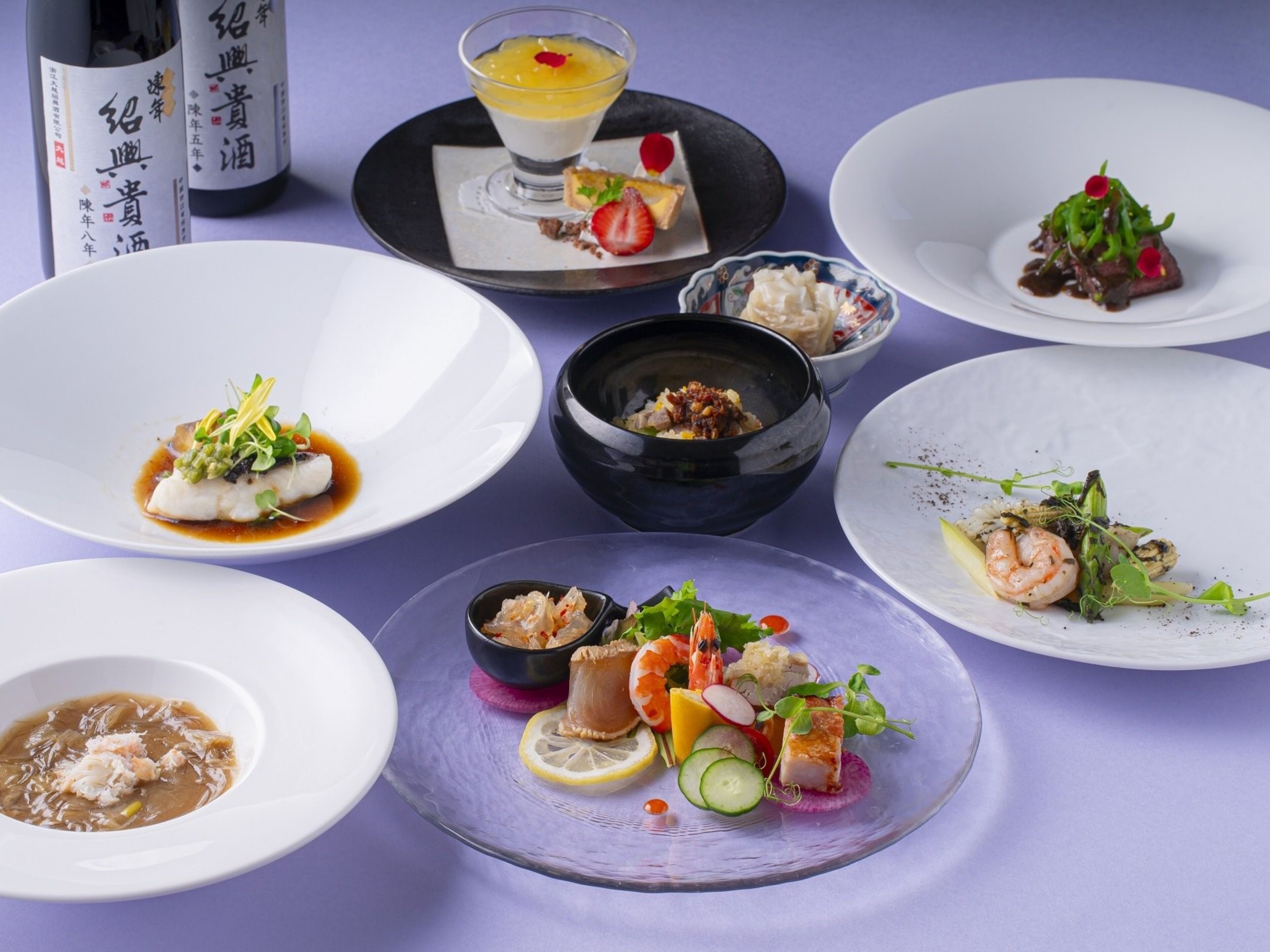 Une variété de plats présentés sur des assiettes, une bouteille et un bol.