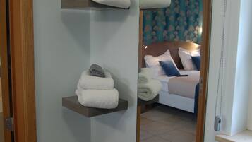 Comfort Double Room | Bathroom | Rainfall showerhead, free toiletries, hair dryer, towels
