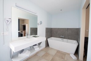 Deluxe-dobbeltværelse - udsigt til have | Badeværelse | Brusehoved med spredningseffekt, gratis toiletartikler, hårtørrer